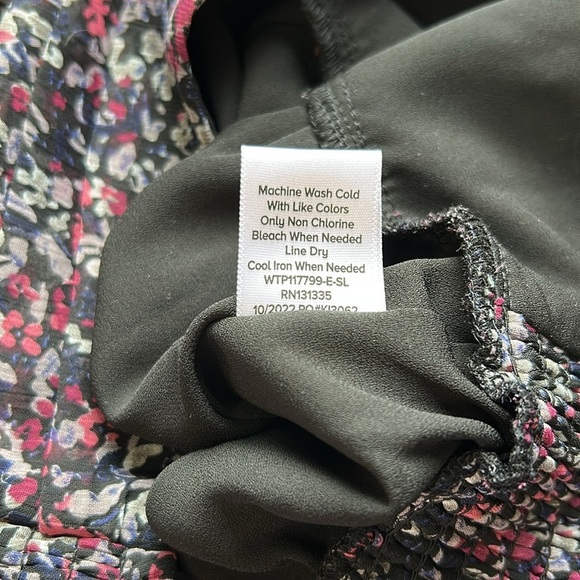 EVEREVE Scarlett Gathered Mock Neck Floral Keyhole Back Blouse Top Sz S - Picture 11 of 13